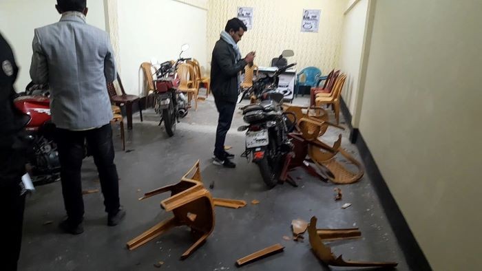 ঝিনাইদহ-৪: নির্বাচনী সহিংসতা কালীগঞ্জে স্বতন্ত্র প্রার্থীর দু’টি অফিস ভাংচুর, ককটেল নিক্ষেপ